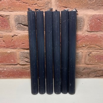 6 schwarze Stabkerzen mit Rillen-Optik